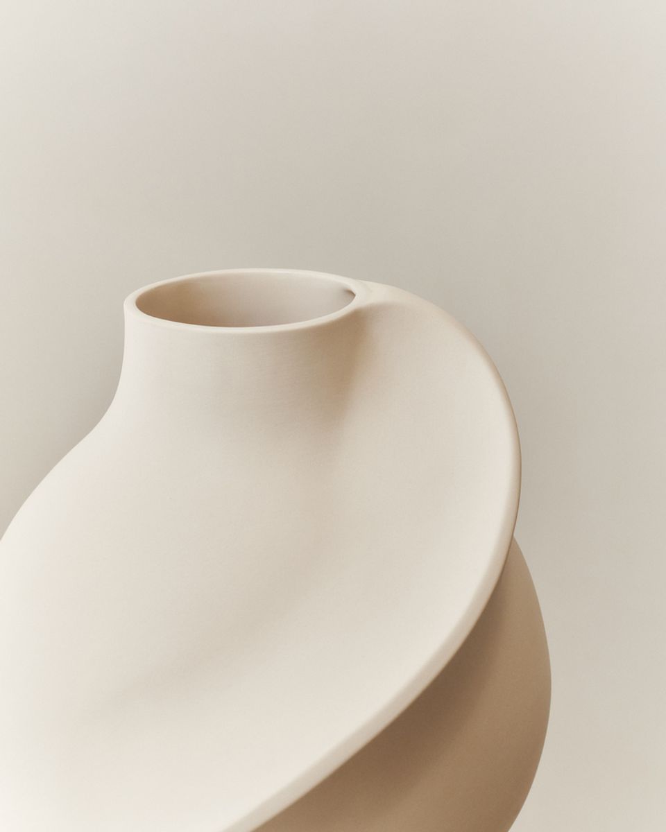 Ceramic Pirout Vase 02, Raw White