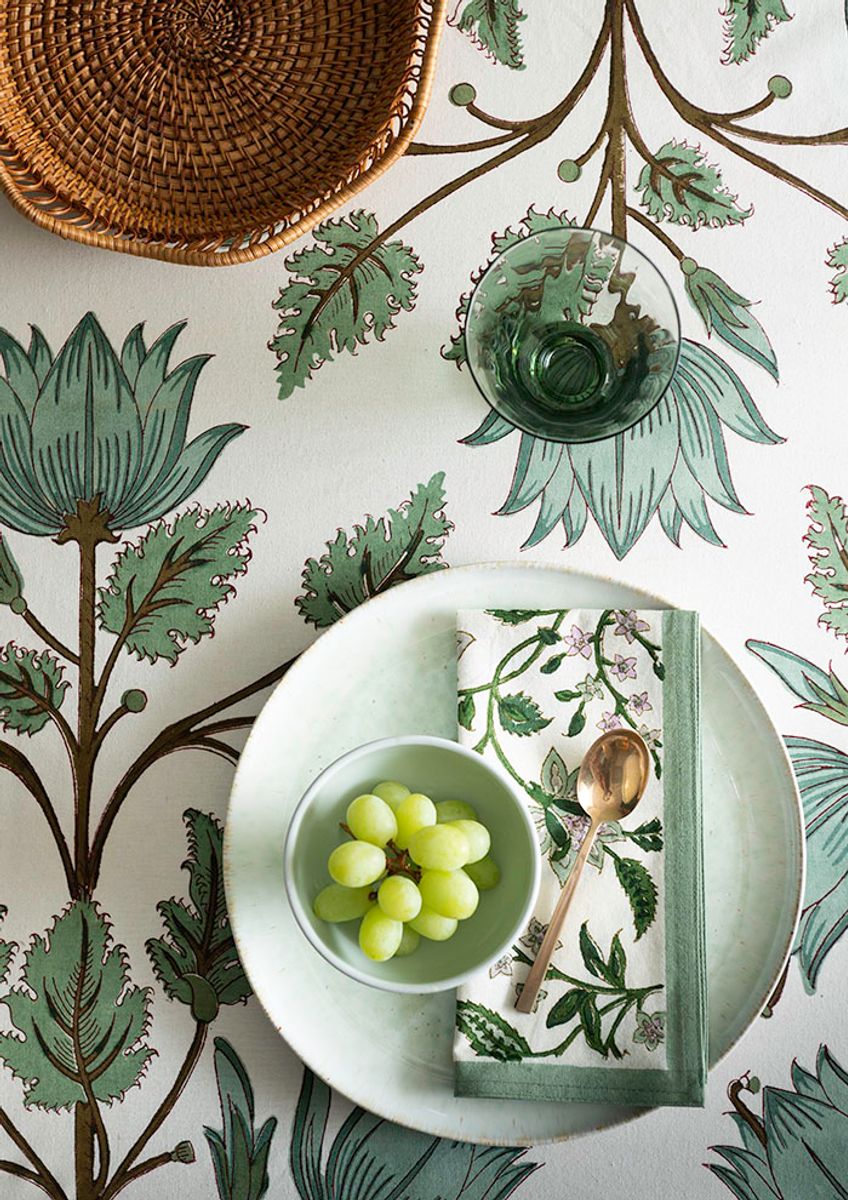 Duk med blomster 170x300 - Flora Sage